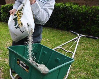 lawn fertilizer spreaader